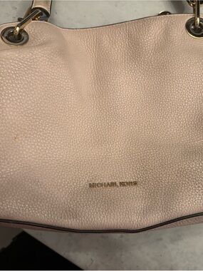 Authentique sac d'épaule Michael Kors, modèle Raven en cuir grainé souple.